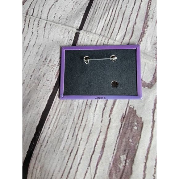 The 1st Disney Credit Card Mickey Mouse Members Pin Button Pinback B R Guest - Picture 3 of 3